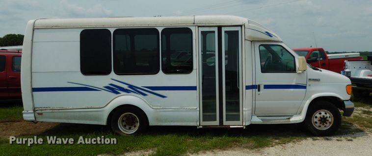 image for item II9663 2006 Ford E350 Super Duty  shuttle bus