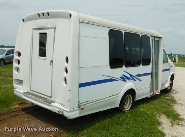 image for item II9663 2006 Ford E350 Super Duty  shuttle bus