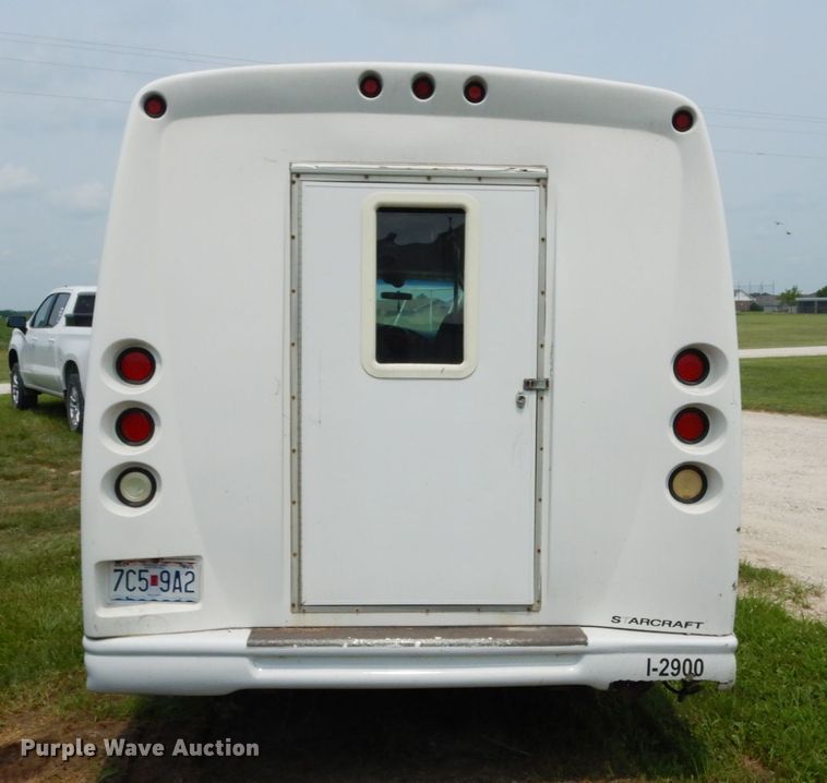 image for item II9663 2006 Ford E350 Super Duty  shuttle bus