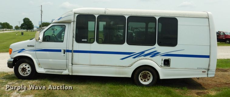 image for item II9663 2006 Ford E350 Super Duty  shuttle bus