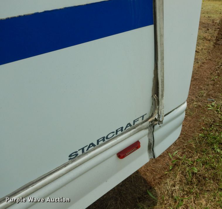 image for item II9663 2006 Ford E350 Super Duty  shuttle bus