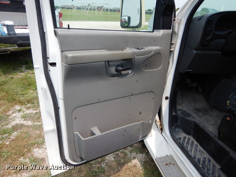 image for item II9663 2006 Ford E350 Super Duty  shuttle bus