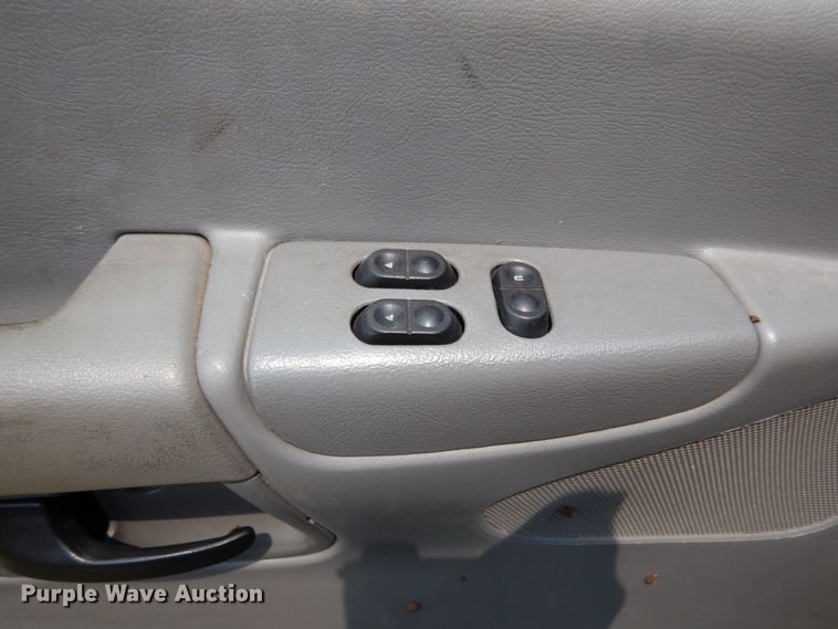 image for item II9663 2006 Ford E350 Super Duty  shuttle bus