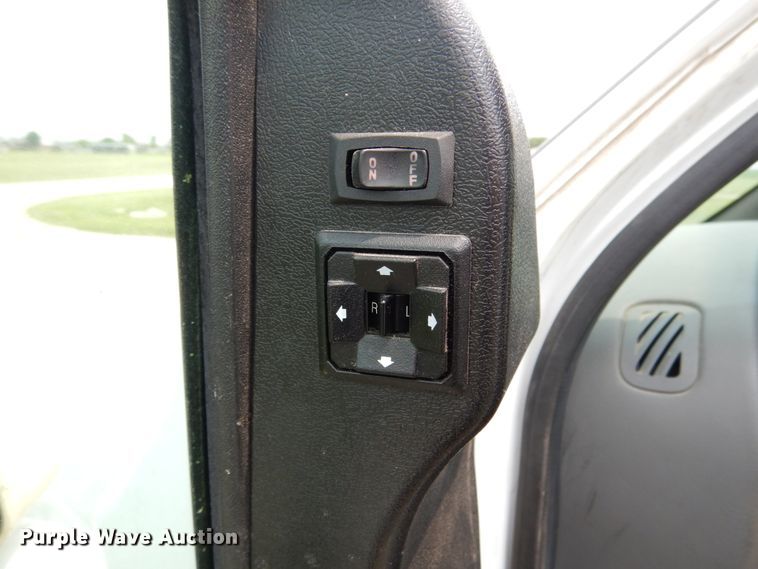 image for item II9663 2006 Ford E350 Super Duty  shuttle bus