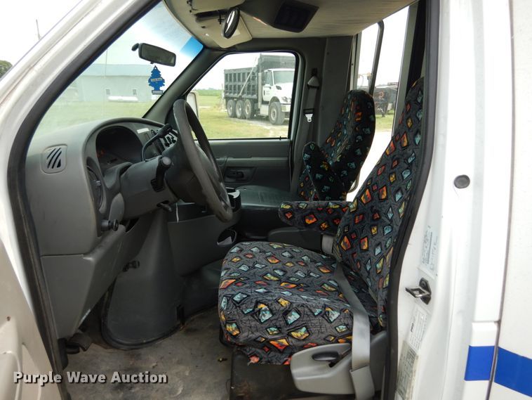 image for item II9663 2006 Ford E350 Super Duty  shuttle bus