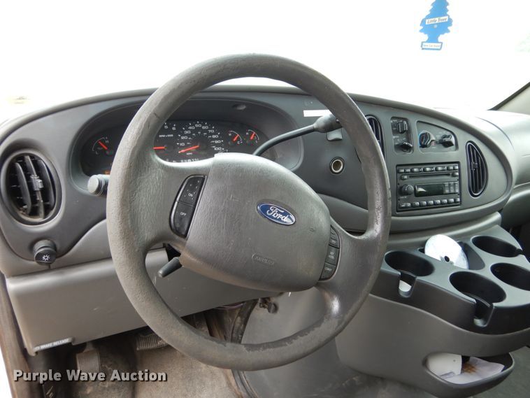 image for item II9663 2006 Ford E350 Super Duty  shuttle bus