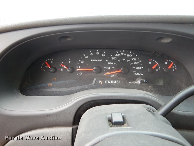 image for item II9663 2006 Ford E350 Super Duty  shuttle bus