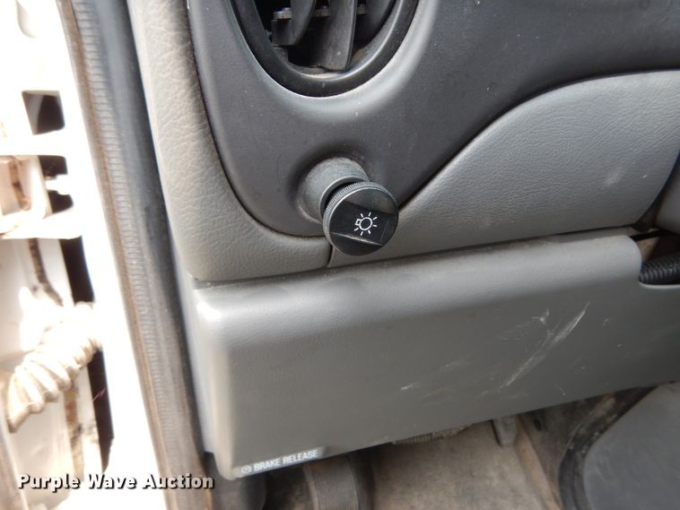 image for item II9663 2006 Ford E350 Super Duty  shuttle bus