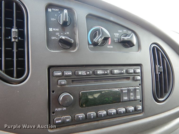 image for item II9663 2006 Ford E350 Super Duty  shuttle bus