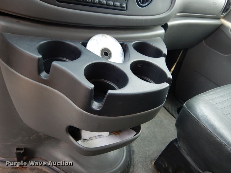 image for item II9663 2006 Ford E350 Super Duty  shuttle bus