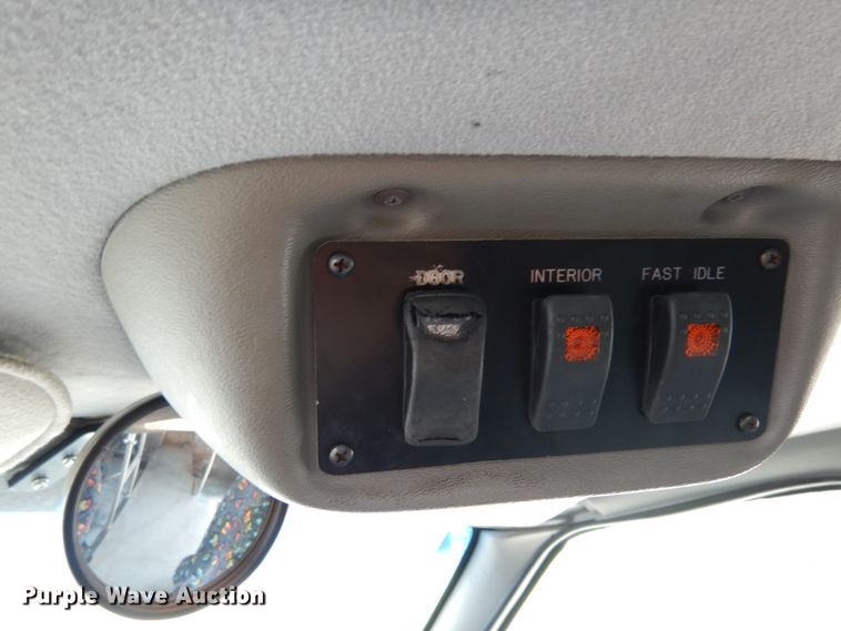 image for item II9663 2006 Ford E350 Super Duty  shuttle bus