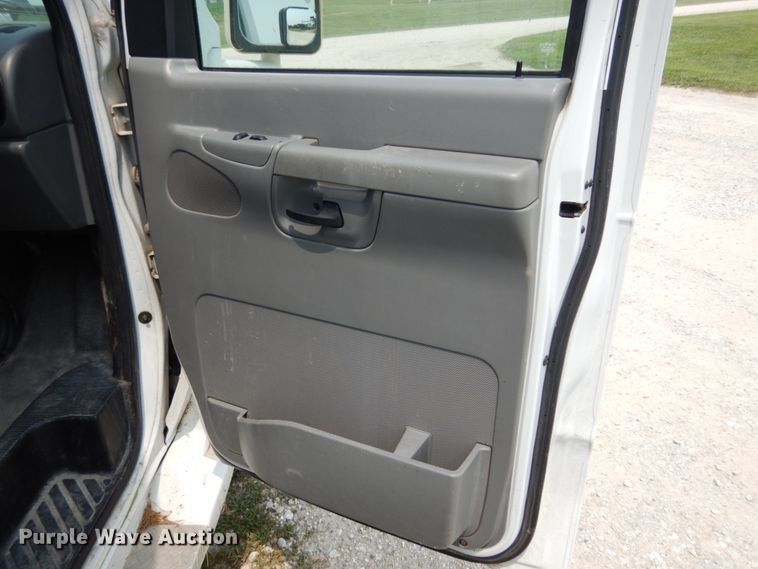 image for item II9663 2006 Ford E350 Super Duty  shuttle bus