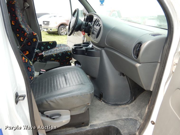 image for item II9663 2006 Ford E350 Super Duty  shuttle bus
