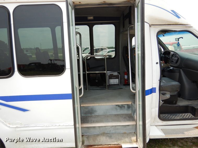 image for item II9663 2006 Ford E350 Super Duty  shuttle bus