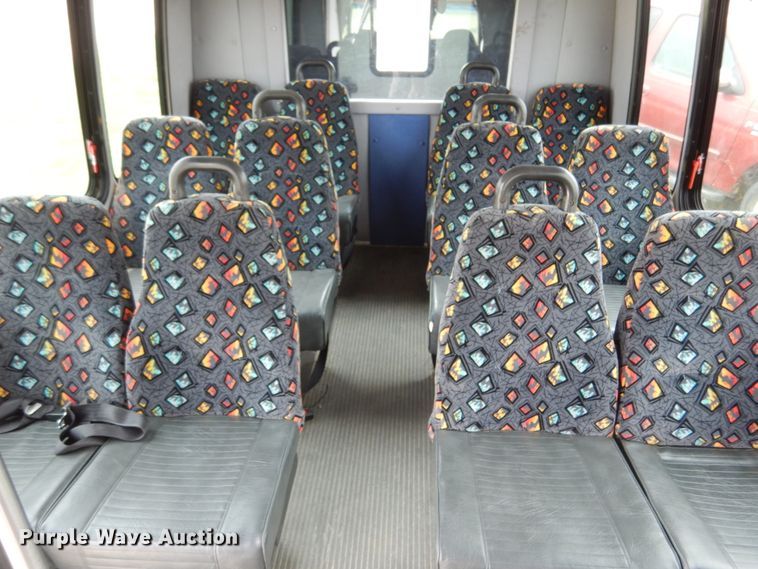 image for item II9663 2006 Ford E350 Super Duty  shuttle bus