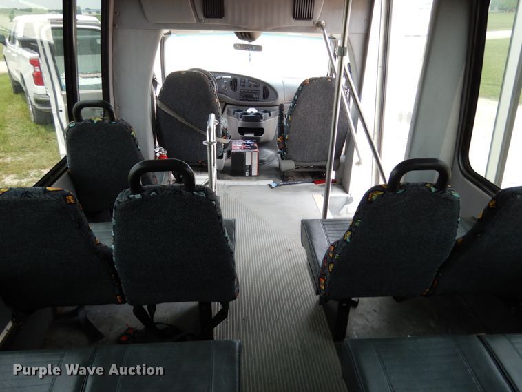 image for item II9663 2006 Ford E350 Super Duty  shuttle bus