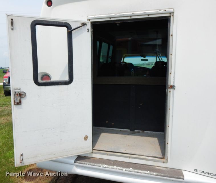image for item II9663 2006 Ford E350 Super Duty  shuttle bus
