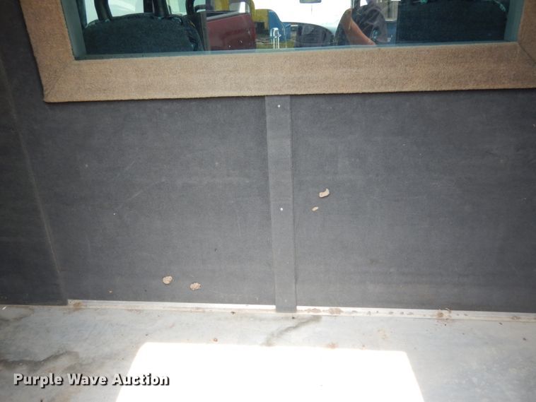 image for item II9663 2006 Ford E350 Super Duty  shuttle bus