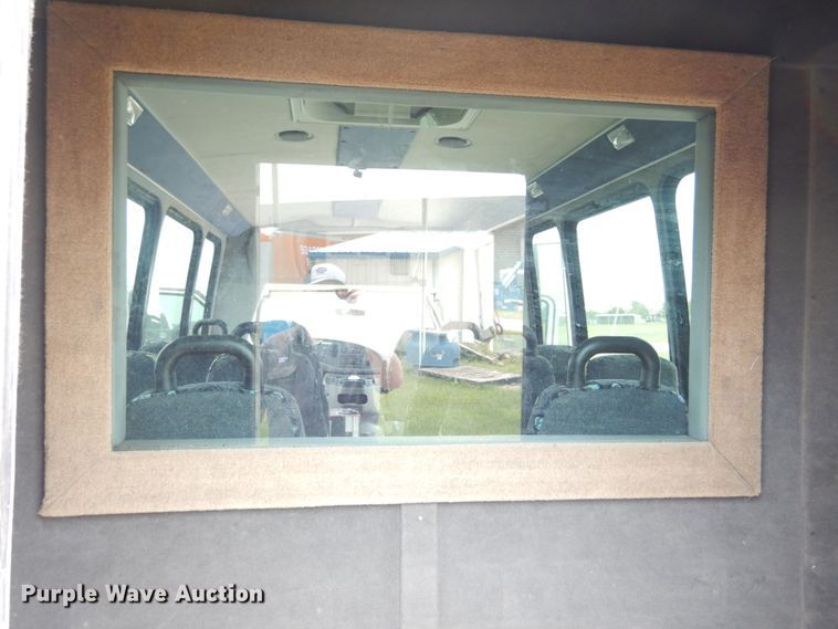 image for item II9663 2006 Ford E350 Super Duty  shuttle bus