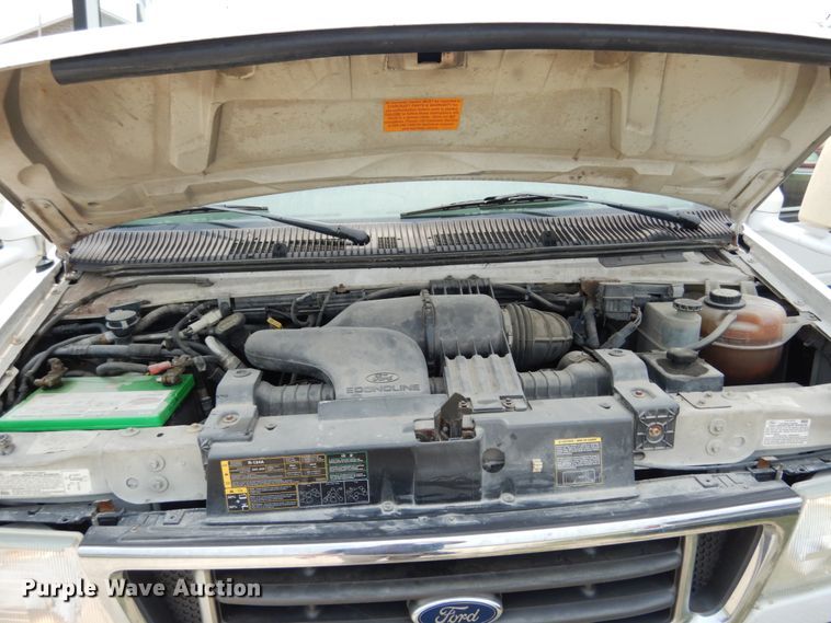 image for item II9663 2006 Ford E350 Super Duty  shuttle bus