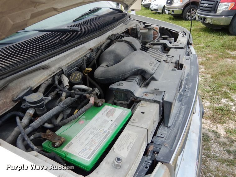 image for item II9663 2006 Ford E350 Super Duty  shuttle bus