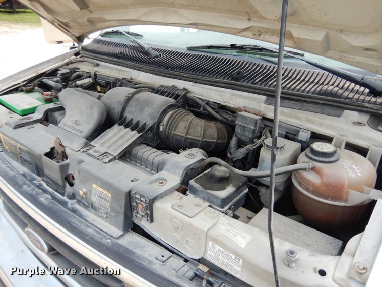 image for item II9663 2006 Ford E350 Super Duty  shuttle bus