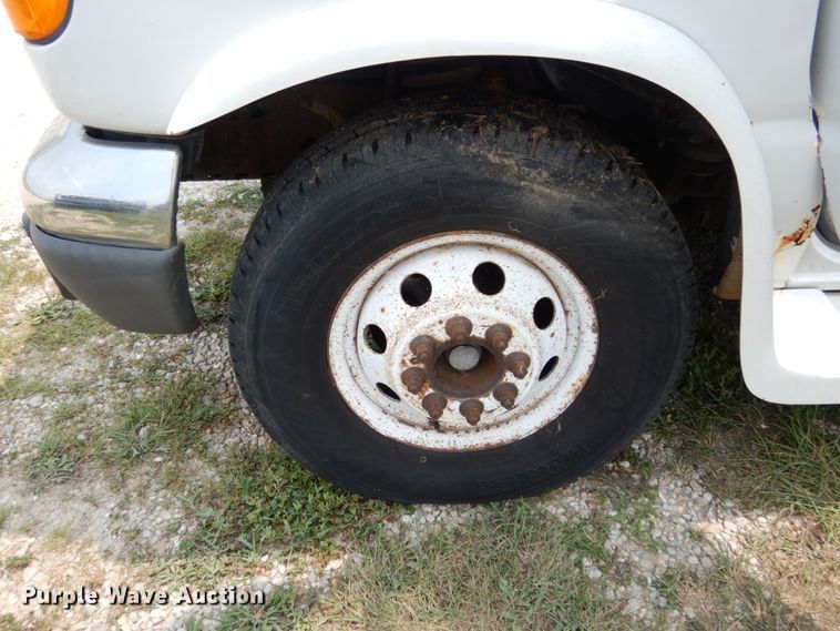 image for item II9663 2006 Ford E350 Super Duty  shuttle bus