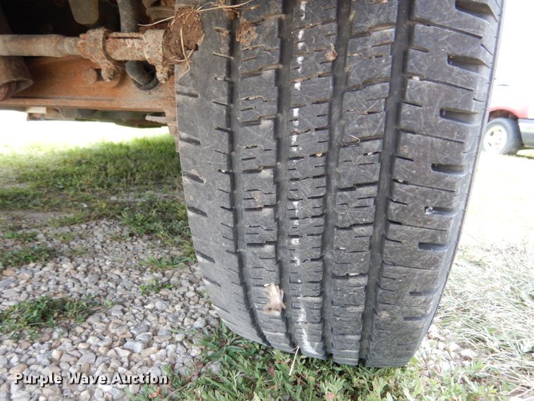 image for item II9663 2006 Ford E350 Super Duty  shuttle bus