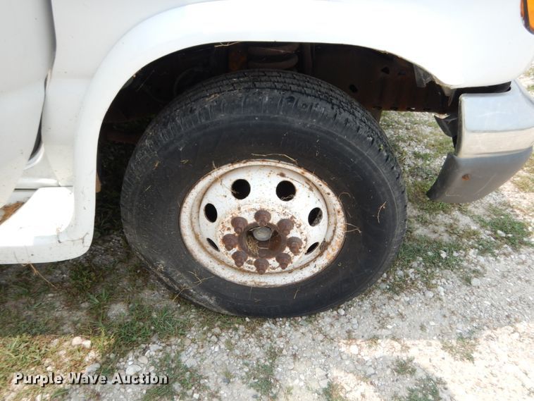 image for item II9663 2006 Ford E350 Super Duty  shuttle bus