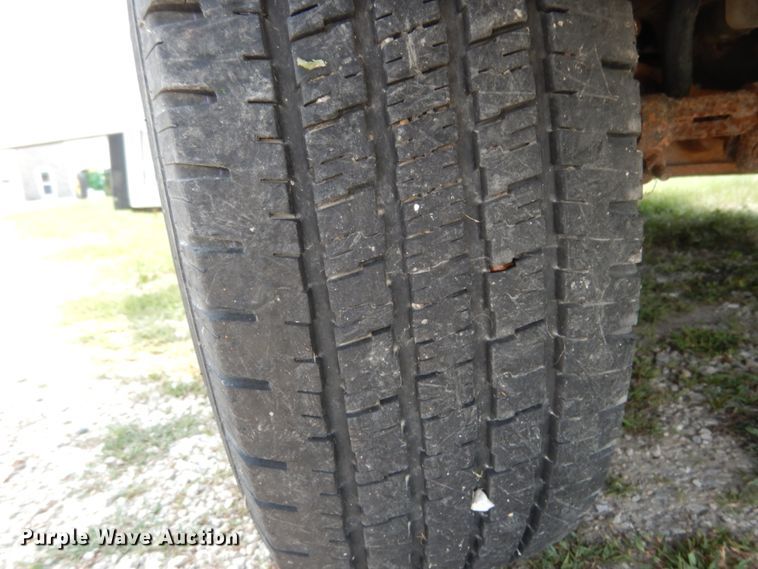 image for item II9663 2006 Ford E350 Super Duty  shuttle bus