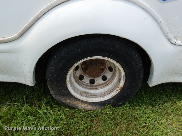 image for item II9663 2006 Ford E350 Super Duty  shuttle bus