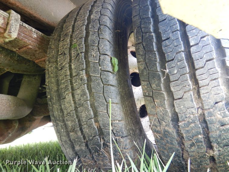 image for item II9663 2006 Ford E350 Super Duty  shuttle bus