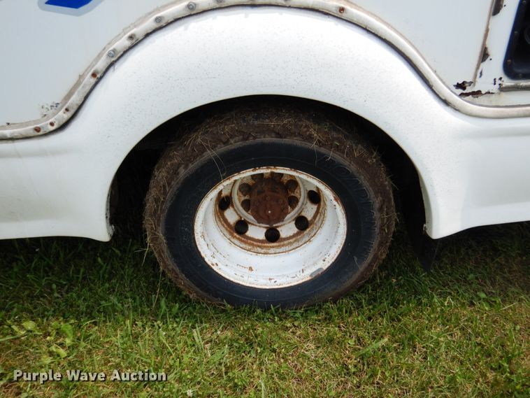 image for item II9663 2006 Ford E350 Super Duty  shuttle bus