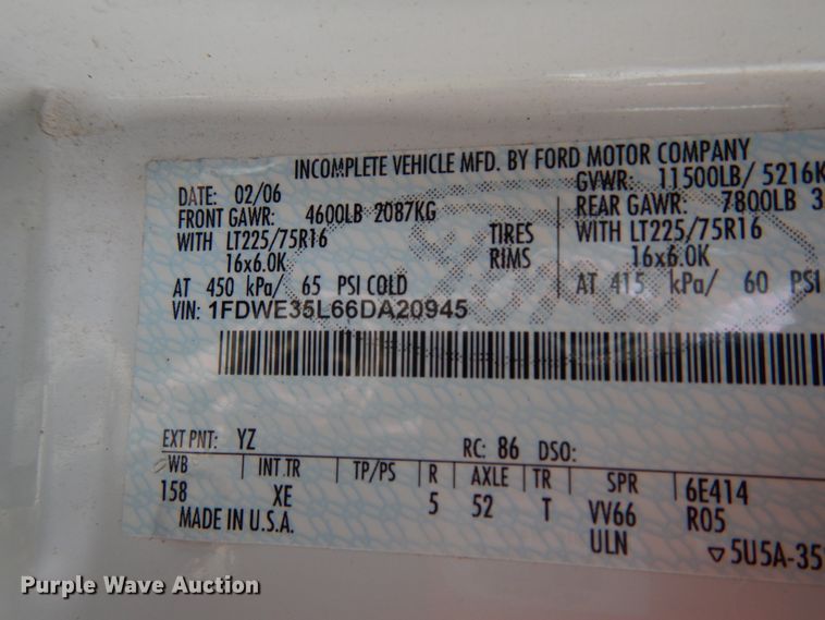 image for item II9663 2006 Ford E350 Super Duty  shuttle bus