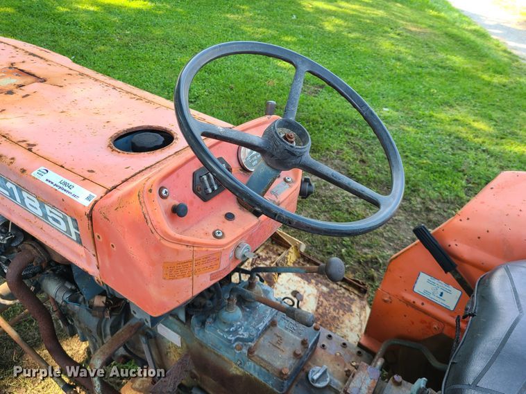 image for item IJ9042 Kubota L185  tractor