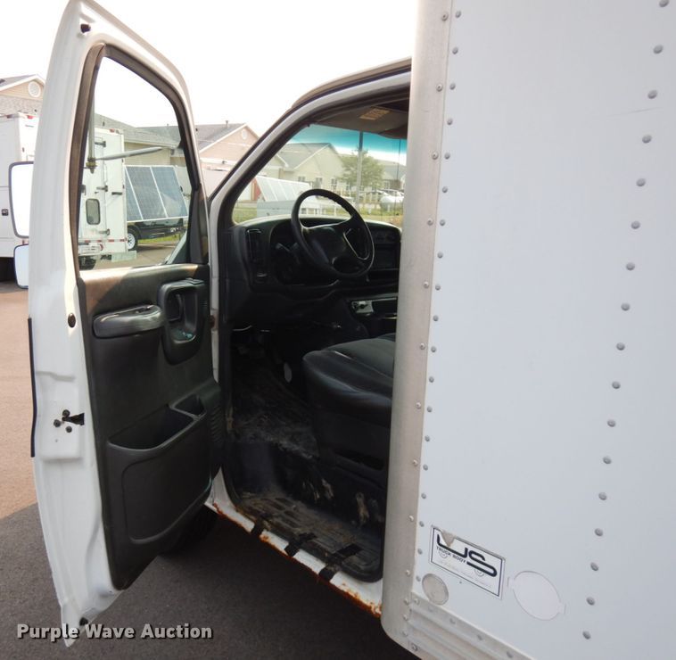 image for item IL9906 2002 Chevrolet Express 3500  fiber optic splicing truck