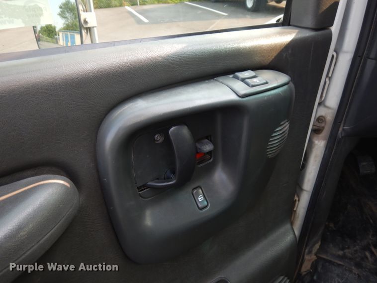 image for item IL9906 2002 Chevrolet Express 3500  fiber optic splicing truck