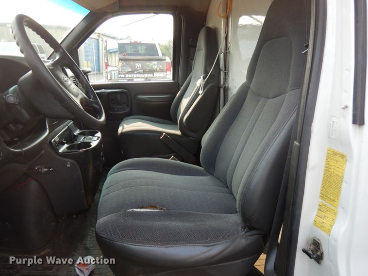 image for item IL9906 2002 Chevrolet Express 3500  fiber optic splicing truck