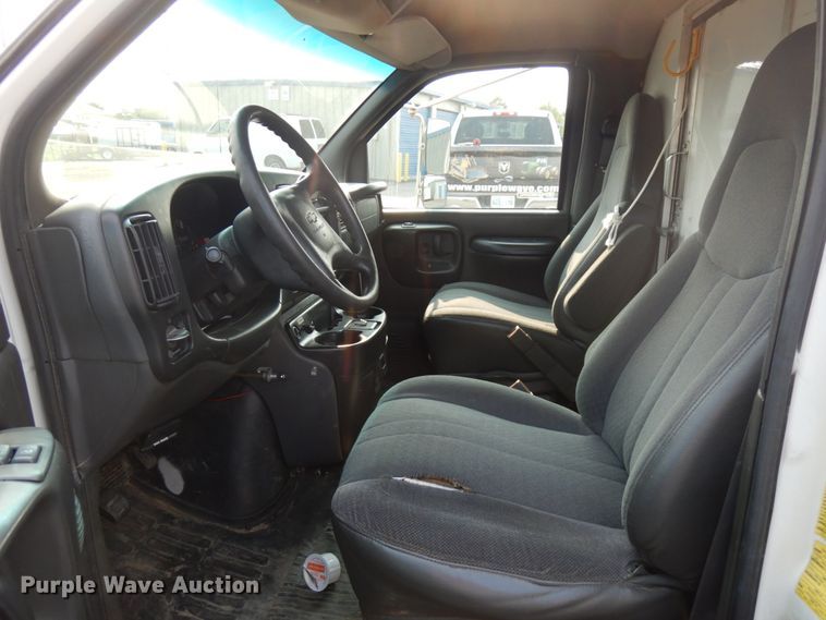 image for item IL9906 2002 Chevrolet Express 3500  fiber optic splicing truck