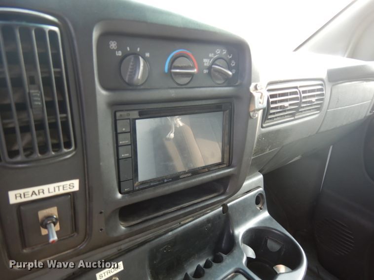 image for item IL9906 2002 Chevrolet Express 3500  fiber optic splicing truck