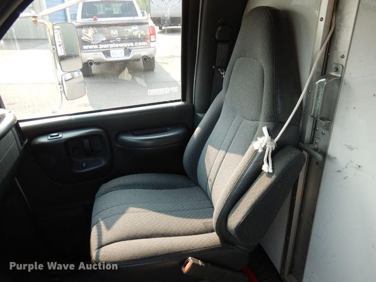 image for item IL9906 2002 Chevrolet Express 3500  fiber optic splicing truck