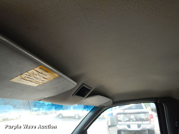 image for item IL9906 2002 Chevrolet Express 3500  fiber optic splicing truck