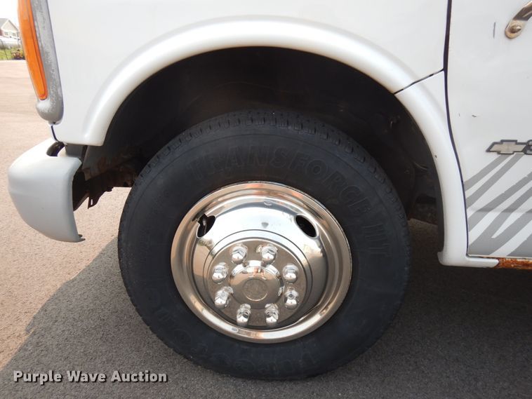 image for item IL9906 2002 Chevrolet Express 3500  fiber optic splicing truck