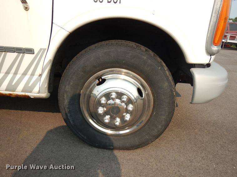 image for item IL9906 2002 Chevrolet Express 3500  fiber optic splicing truck