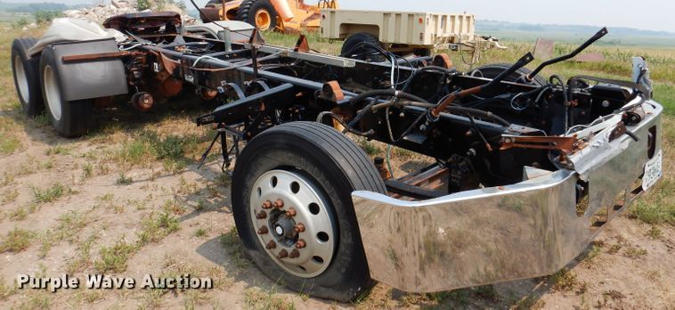 image for item IN9814 2000 Mack CX600  semi truck chassis