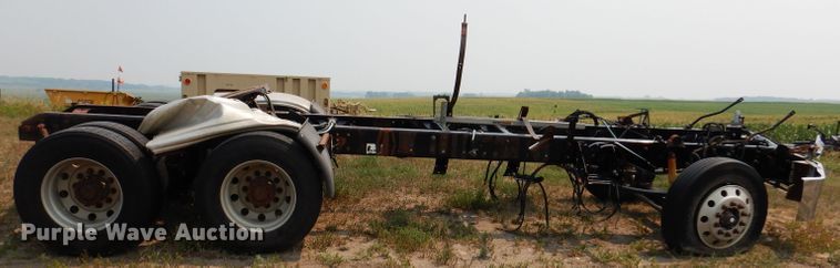 image for item IN9814 2000 Mack CX600  semi truck chassis