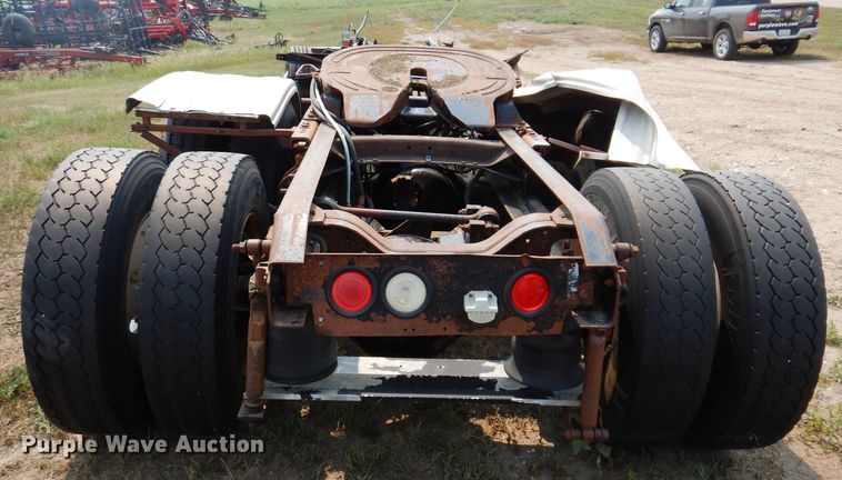 image for item IN9814 2000 Mack CX600  semi truck chassis