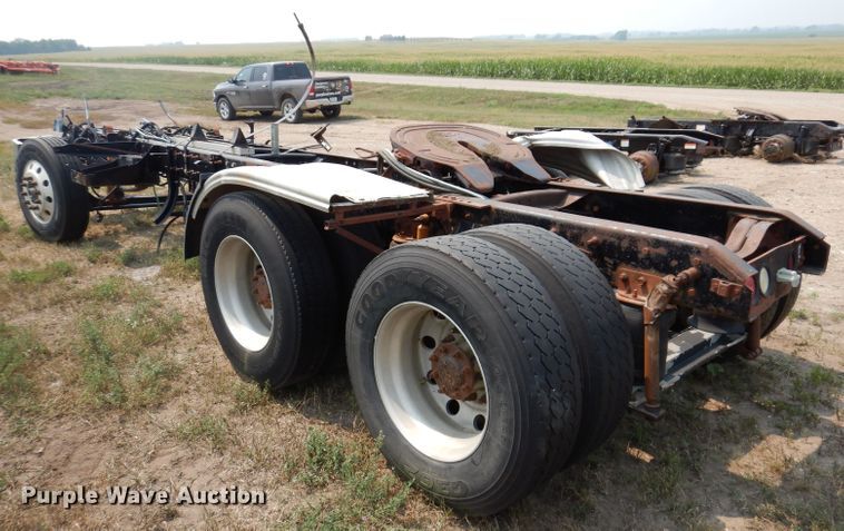 image for item IN9814 2000 Mack CX600  semi truck chassis