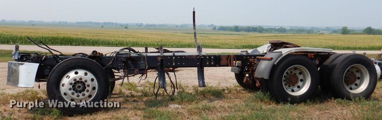 image for item IN9814 2000 Mack CX600  semi truck chassis