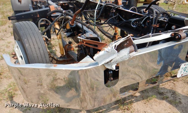 image for item IN9814 2000 Mack CX600  semi truck chassis